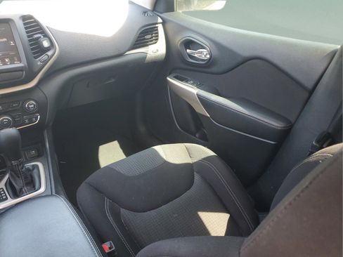 Used 2017 Jeep Cherokee Latitude FWD image 11