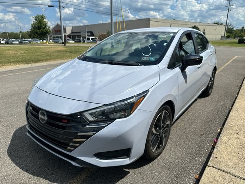 Used 2024 Nissan Versa SR FWD image 8