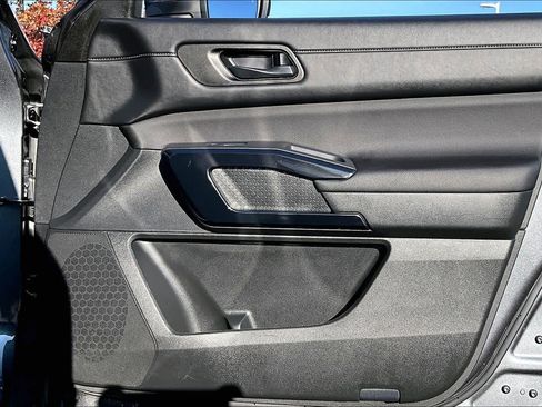 Used 2025 Nissan Pathfinder SV image 22