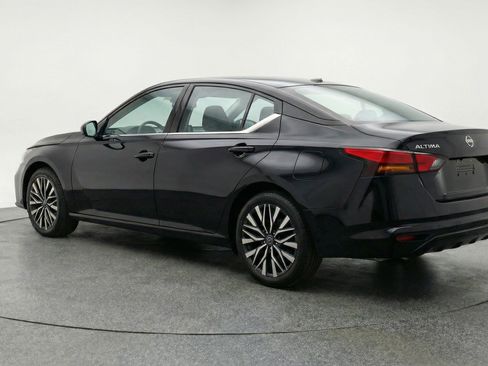Used 2025 Nissan Altima 2.5 SV FWD image 6