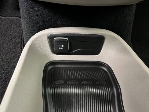 Used 2024 Chrysler Pacifica Touring-L image 23