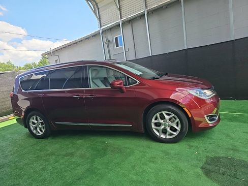 Used 2017 Chrysler Pacifica Touring-L Plus w/ Tire & Wheel Group FWD image 3