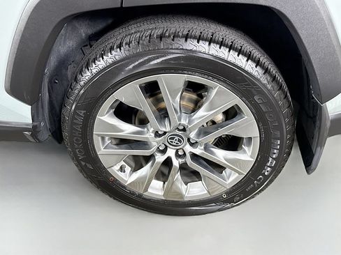 Certified 2021 Toyota RAV4 XLE Premium AWD/4WD image 33