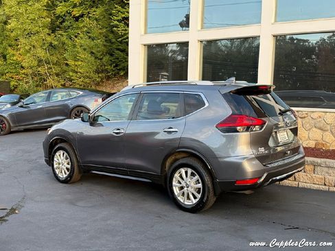 Used 2018 Nissan Rogue SV w/ Premium Package image 3