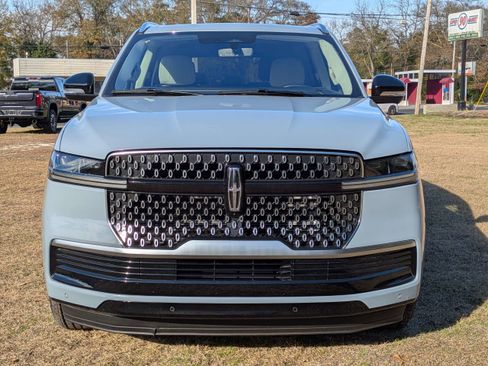 Used 2025 Lincoln Navigator Reserve image 9