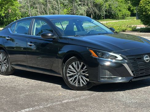 Certified 2024 Nissan Altima 2.5 SV w/ SV Premium Package AWD/4WD image 1