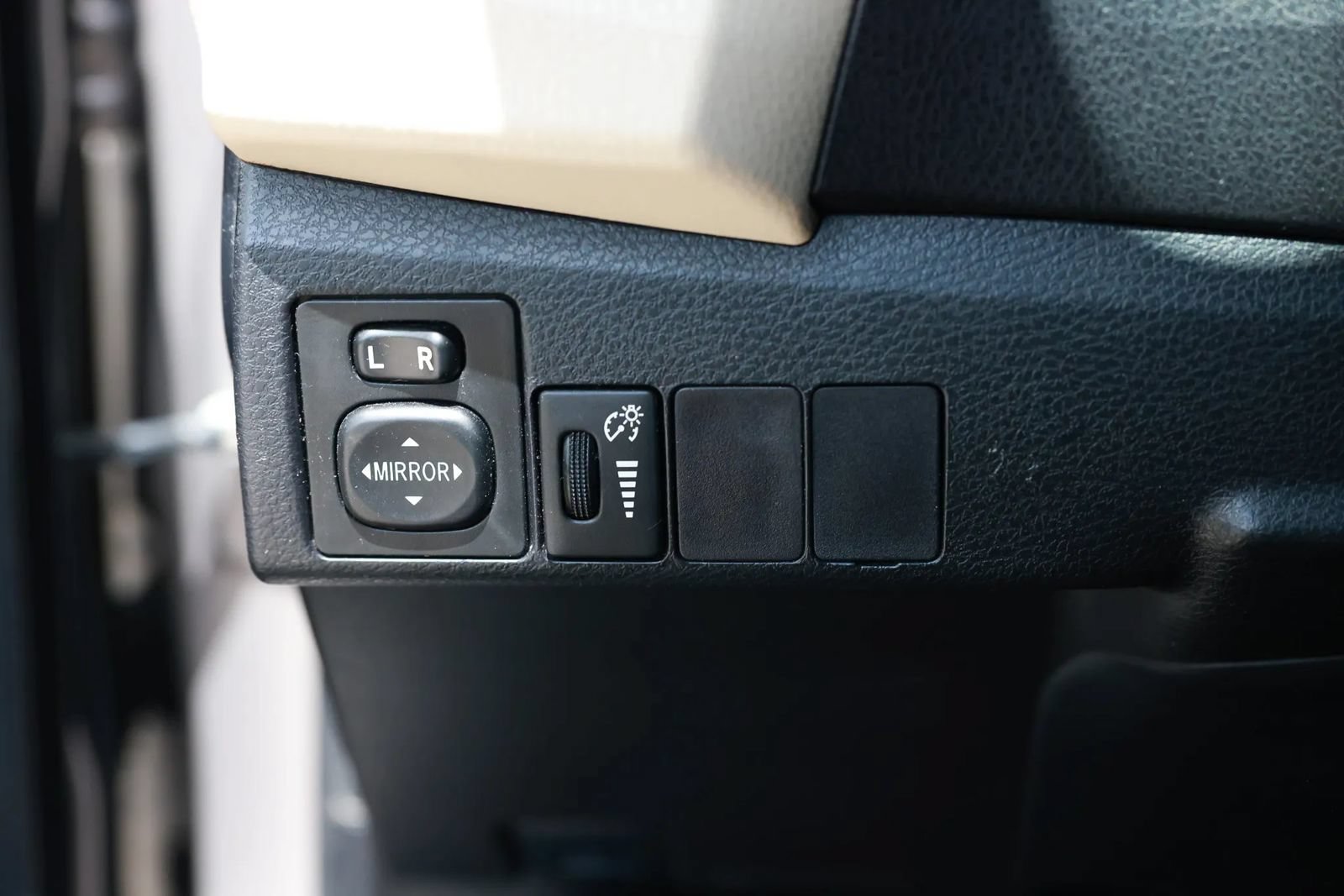 Used 2015 Toyota Corolla LE FWD image 44