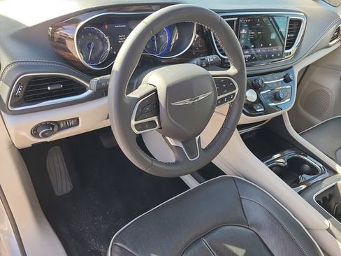 Used 2023 Chrysler Pacifica Limited FWD image 18