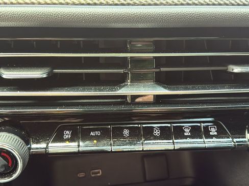 Used 2025 Chevrolet Traverse High Country FWD image 34