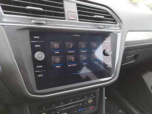 Certified 2023 Volkswagen Tiguan SE w/ Panoramic Sunroof Package image 22