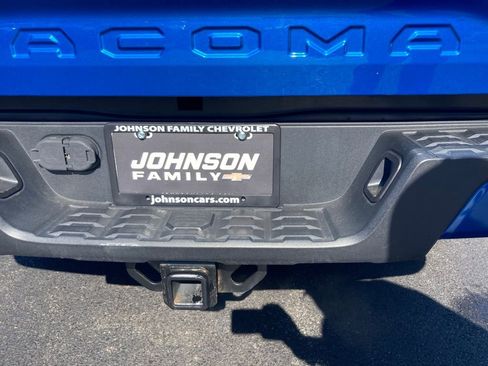 Used 2017 Toyota Tacoma TRD Sport w/ Tow Package (A/T) image 36