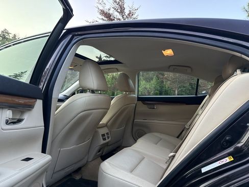 Used 2013 Lexus ES 300h w/ Luxury Pkg FWD image 24