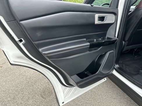 Used 2023 Ford Explorer Platinum image 31