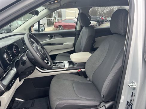 Used 2023 Kia Carnival LX image 13