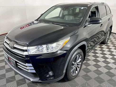 Used 2019 Toyota Highlander XLE AWD/4WD image 3