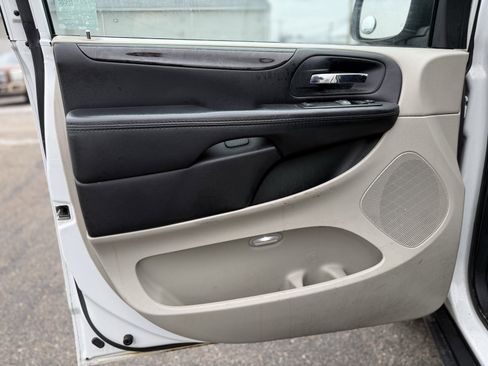 Used 2014 RAM C/V Tradesman image 12