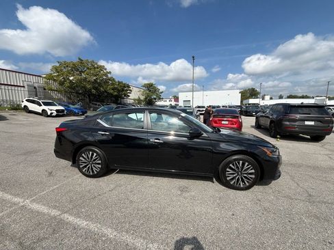 Used 2024 Nissan Altima 2.5 SV w/ SV Premium Package AWD/4WD image 2