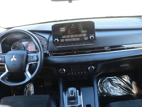 Used 2024 Mitsubishi Outlander SE image 16
