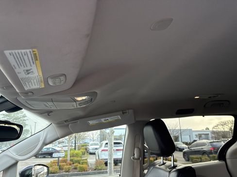 Used 2017 Chrysler Pacifica Touring-L image 10