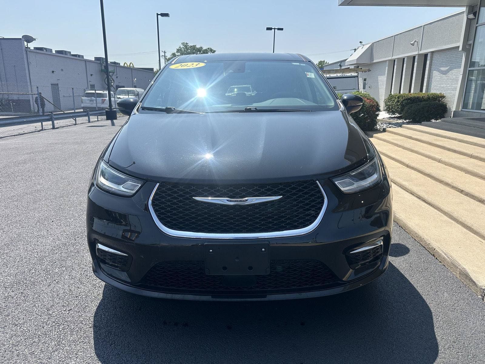 Used 2023 Chrysler Pacifica Touring-L FWD image 5