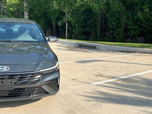 Used 2025 Hyundai Elantra SEL FWD image 3