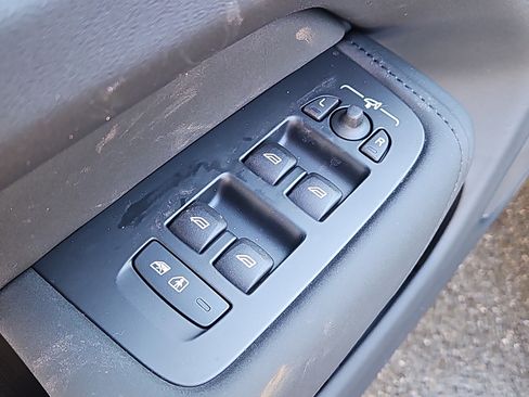 New 2026 Volvo XC60 T8 Plus w/ Protection Package Premier image 18