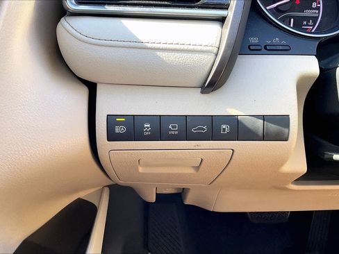 Used 2018 Toyota Camry XLE image 31