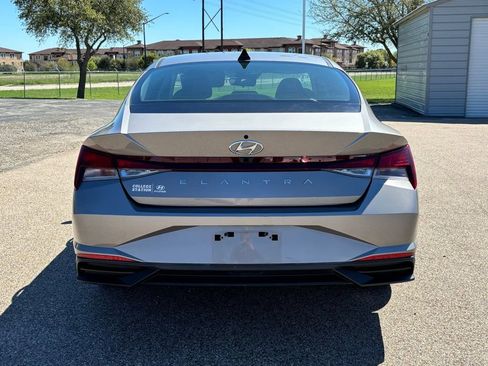 Used 2021 Hyundai Elantra SEL image 5