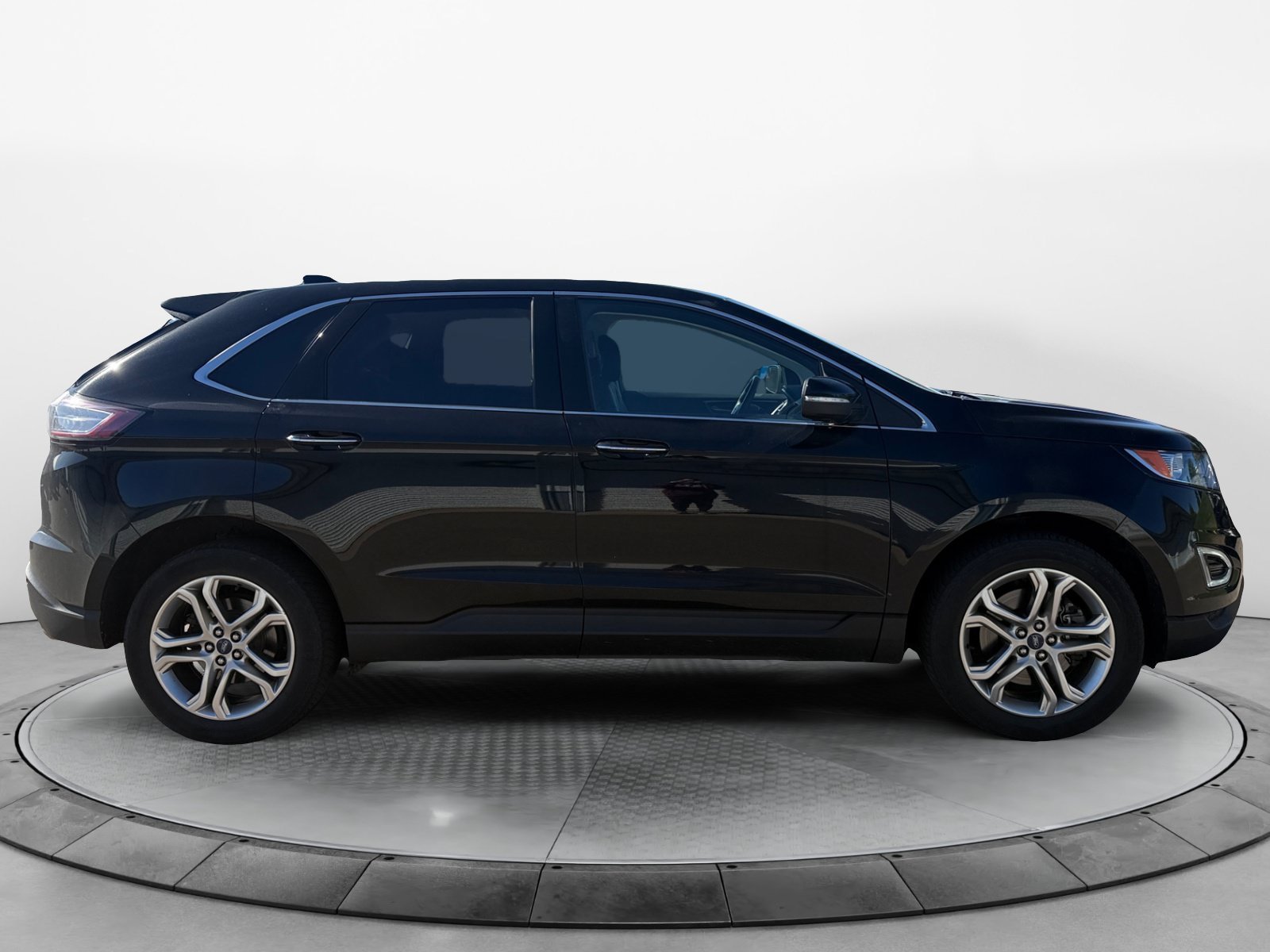 Used 2018 Ford Edge Titanium w/ Technology Package AWD/4WD image 2