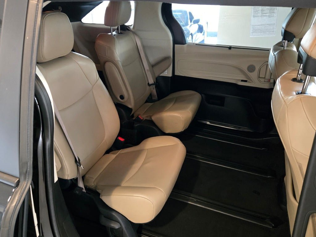 Used 2023 Toyota Sienna XLE AWD/4WD image 9