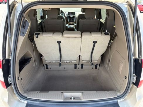 Used 2013 Chrysler Town & Country Touring-L w/ Driver Convenience Group FWD image 18