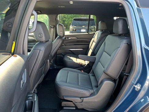Used 2025 Chevrolet Traverse LT w/ Driver Confidence Package AWD/4WD image 11