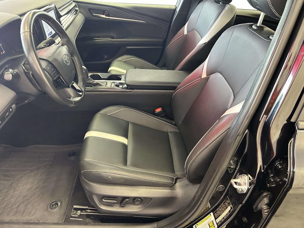 Used 2025 Toyota Camry SE FWD image 15