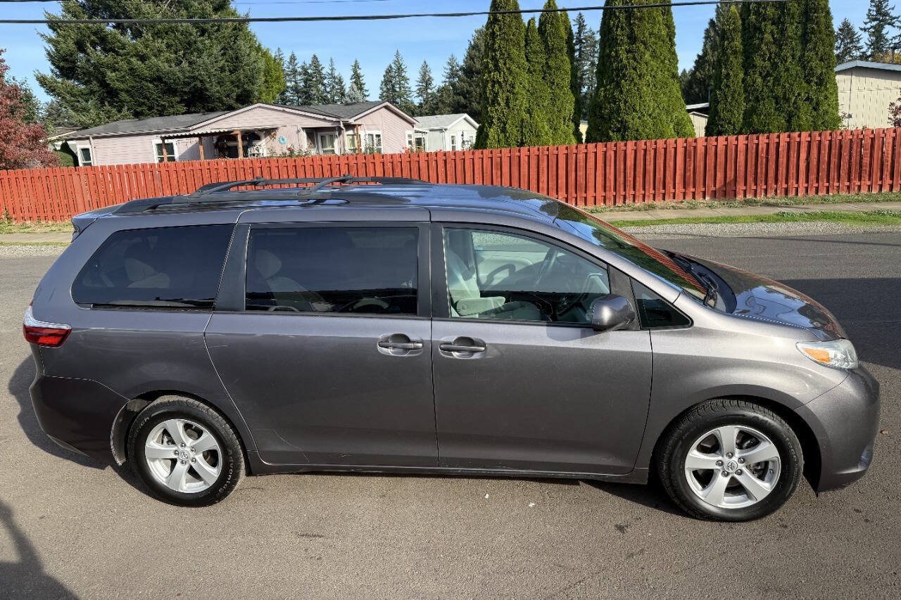 Used 2017 Toyota Sienna LE FWD image 6