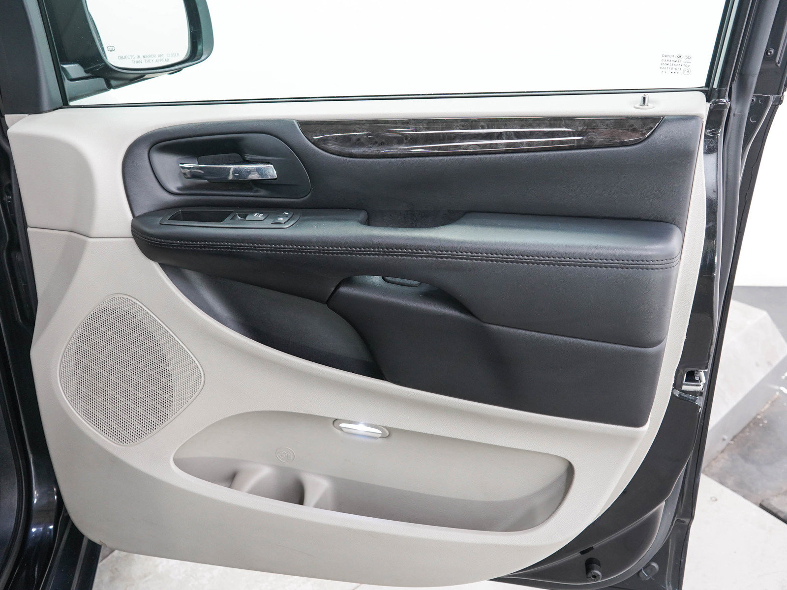 Used 2014 Dodge Grand Caravan SXT w/ Rear Park Assist Package FWD image 12