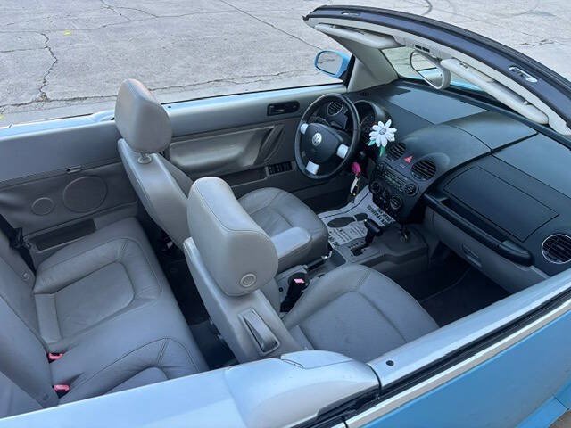 Used 2006 Volkswagen Beetle Convertible w/ Package 2 FWD image 3