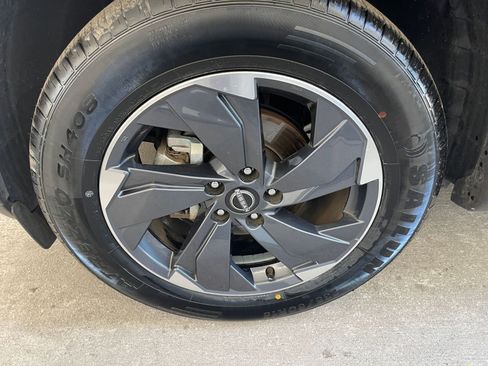 Used 2025 Nissan Rogue SV image 31