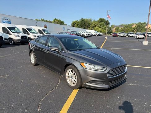 Used 2016 Ford Fusion SE FWD image 3