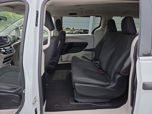 Used 2018 Chrysler Pacifica L FWD image 23