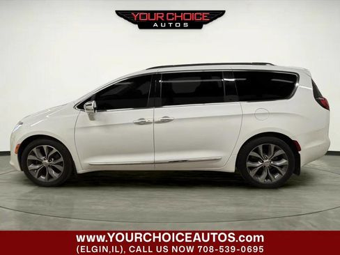 Used 2017 Chrysler Pacifica Limited FWD image 2