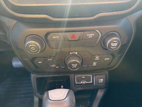 Used 2018 Jeep Renegade Altitude image 24