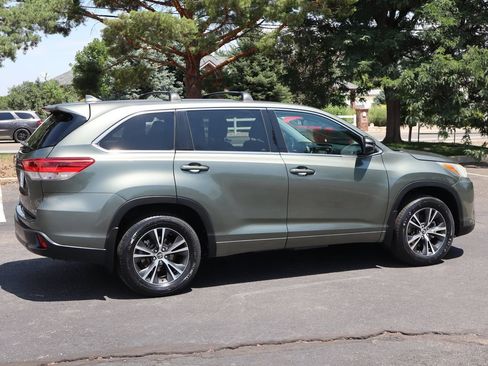 Used 2017 Toyota Highlander Plus w/ Carpet Mat Package AWD/4WD image 4