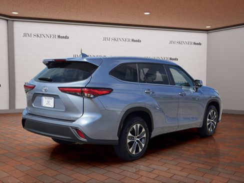 Used 2023 Toyota Highlander XLE FWD image 8