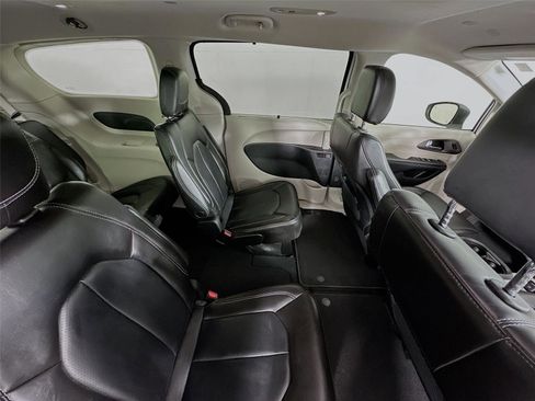 Used 2023 Chrysler Pacifica Touring-L image 27