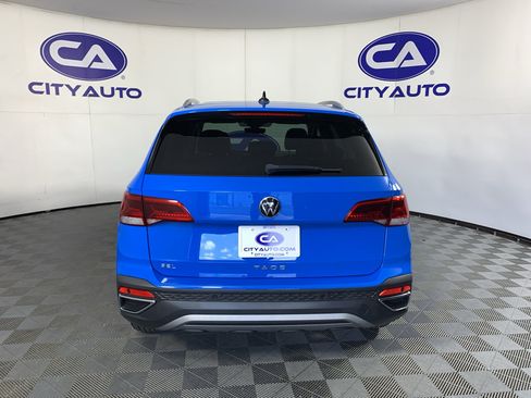 Used 2022 Volkswagen Taos SEL w/ Panoramic Sunroof Package FWD image 4