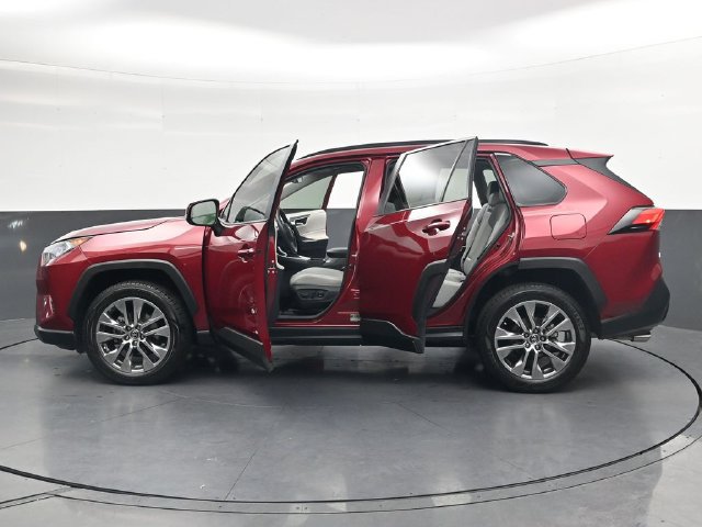 Used 2020 Toyota RAV4 XLE Premium FWD image 39
