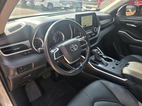 Used 2024 Toyota Highlander XLE AWD/4WD image 12