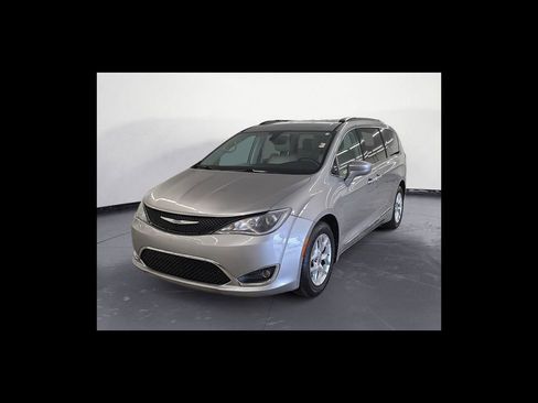 Used 2017 Chrysler Pacifica Touring-L w/ Tire & Wheel Group FWD image 2