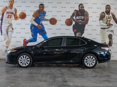 Used 2020 Toyota Camry LE FWD image 16