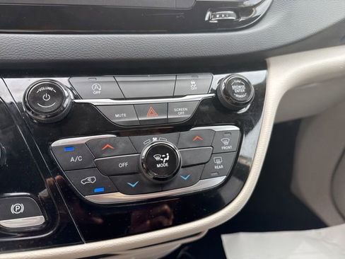 Used 2022 Chrysler Voyager LX image 27